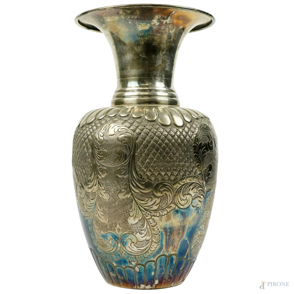 Vaso in argento, corpo a balaustro, decori sbalzati e cesellati, cm h 32, XX secolo, peso gr.1150