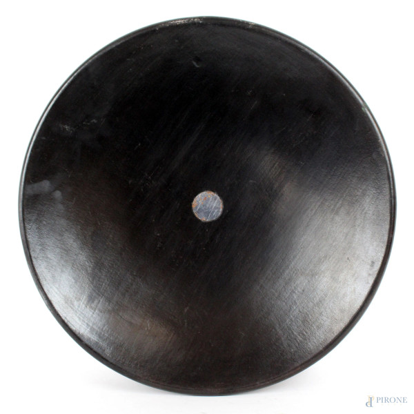 Piatto in ceramica nera Lombok, dettaglio centrale in metallo argentato, diametro cm 37, XX secolo (lievi difetti)