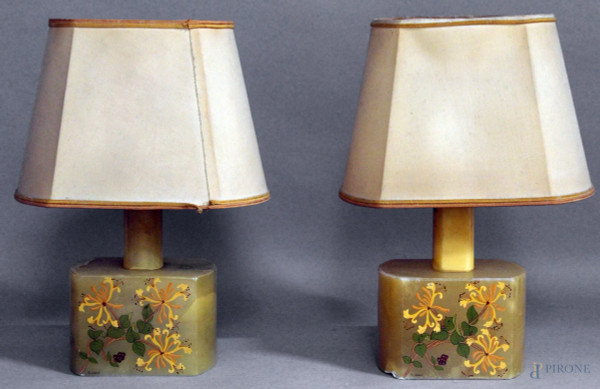 Coppia lampade in onice a decoro di fiori, anni &#39;80, altezza 36 cm, (difetti).