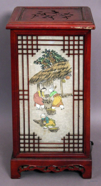 Lanterna cinese in tek con laterali dipinti su carta riso a soggetto di scene orientali, H 61 cm.