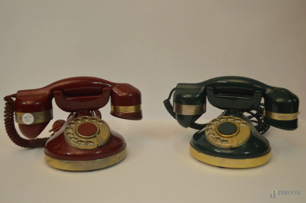 Coppia di vecchi telefoni con finiture in ottone