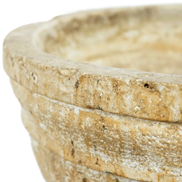 Acquasantiera in marmo, XVII secolo, altezza cm 96.5, diametro cm 43 (difetti)