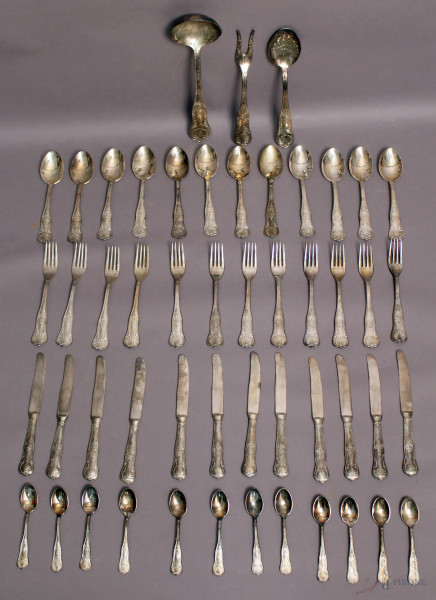 Servizio di posate in metallo argentato composto da: dodici cucchiai grandi, dodici forchette grandi, dodici coltelli grandi, dodici cucchiaini e tre posate da portata.