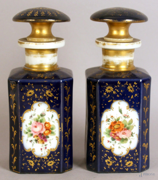 Coppia boccette portaprofumo in porccellana dipinta a decoro di fiori, XIX sec.  H.18 cm.