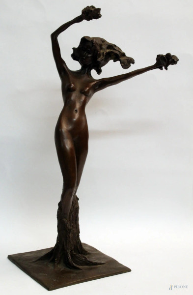 Nudo di donna, scultura in bronzo, firmata, H. 47 cm.