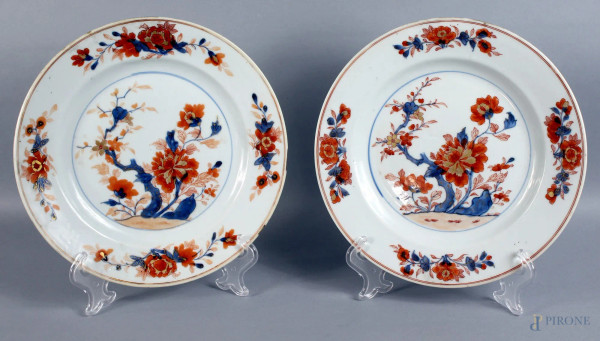 Coppia piatti in porcellana a decoro di fiori, diametro 23 cm, Cina XIX secolo, (sbeccature).