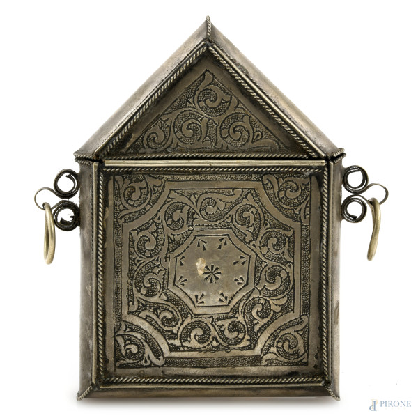 Porta Corano in metallo argentato e cesellato, XX secolo, cm 14,5x10x3,5, (segni di usura, difetti)