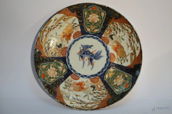 Antico piatto in maiolica a decoro policromo, arte orientale, (restauro), diam. 46 cm.