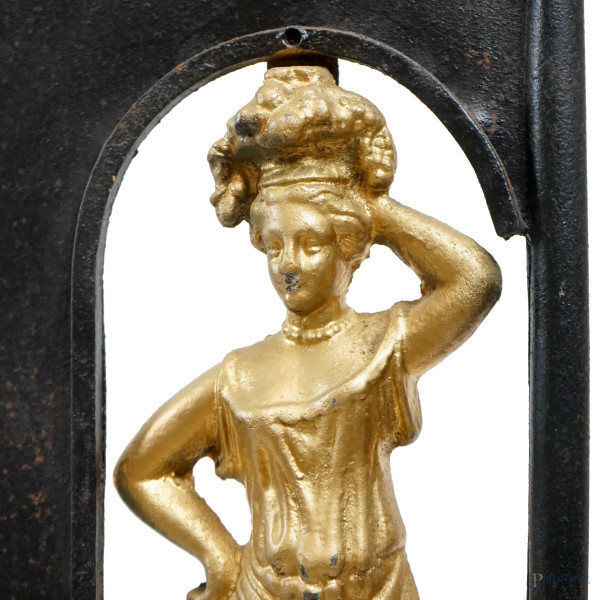 Letto singolo in ferro battuto con decori dorati, inizi del XX secolo, cm 151x90, (difetti)