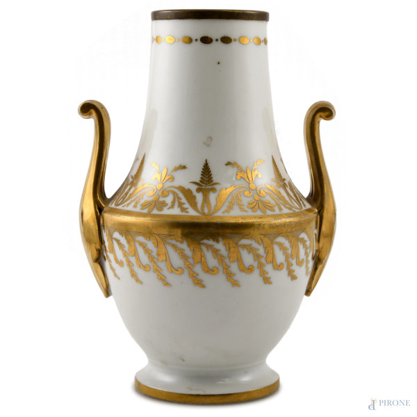 Vaso in porcellana Meissen decorata a motivi vegetali nei toni dell'oro, XX secolo, altezza cm 21, (segni di usura, cadute di doratura)