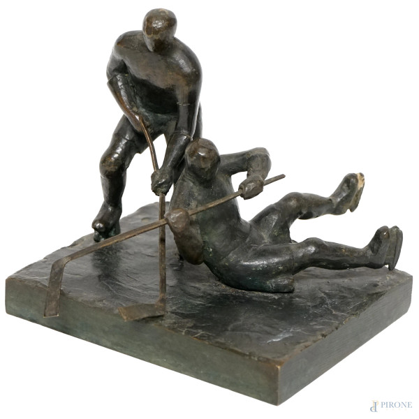 Partita di hockey, bronzo, firmato G. Scotti, cm 12x10x11,5