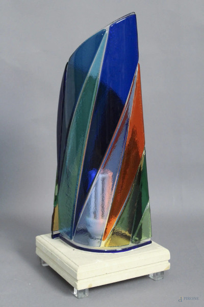Lampada da tavolo in vetro di Murano colorato con base in travertino, anni &#39;70, H 47 cm.