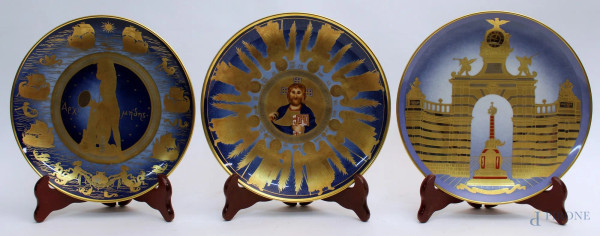 Lotto composto da tre piatti, a soggetti diversi, decorati in oro e platino, collezione Micasio con certificato, diam. 24 cm.
