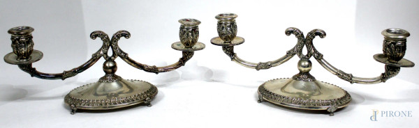 Coppia candelieri in argento cesellato a due luci, cm 14x34 cm,gr. 1040.