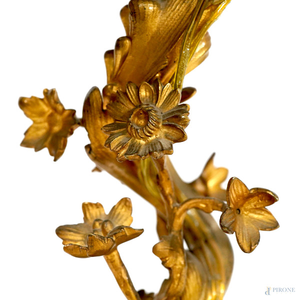 Coppia di candelieri montati a lume a quattro luci in bronzo dorato e cesellato con decorazioni f...