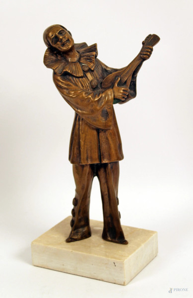 Pierrot con chitarra, scultura in bronzo, base in marmo, XX sec., h. cm 29.