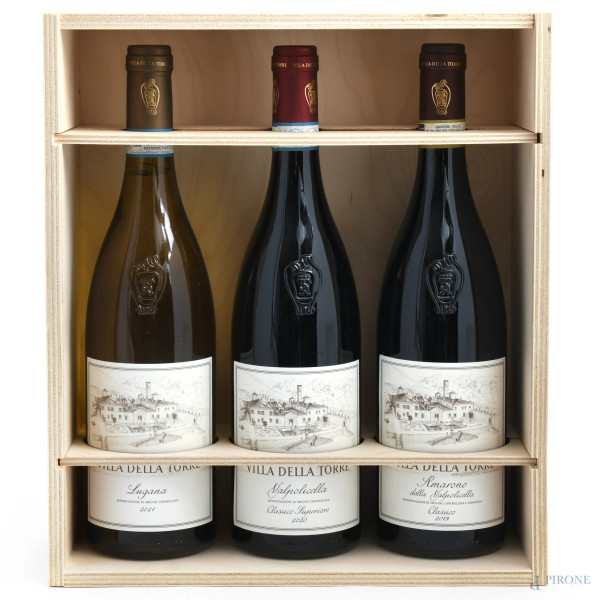 Lotto di tre bottiglie 0,75 cl Villa della Torre composto da un Valpolicella Classico Superiore DOC 2020, un Amarone della Valpolicella Classico DOCG 2019, un Lugana DOC 2021, entro cassetta lignea