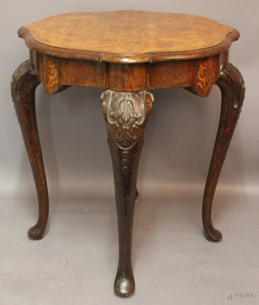 Tavolino in noce di linea centinata poggiante su quattro gambe mosse, XIX sec., H 77 cm, diametro 70 cm.