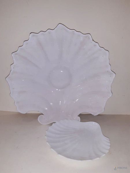 Lotto di un piattino e un centrotavola in porcellana chiara a forma di conchiglia, diam. 38 cm.