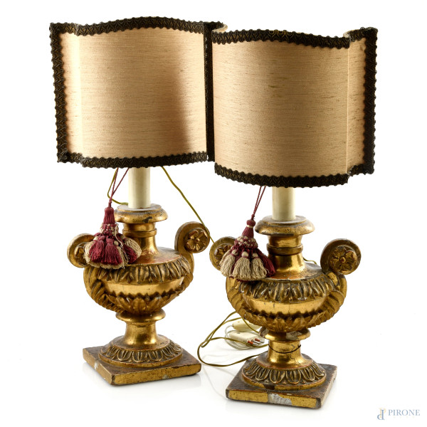 Coppia di lampade da tavolo in legno dorato e intagliato a foggia di crateri, XX secolo, altezza cm 55,5, (segni di usura, difetti, rotture, cadute di doratura, da revisionare)