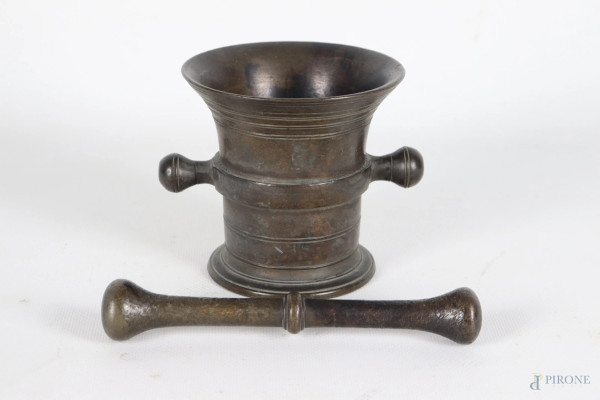 Mortaio in bronzo con pestello, XX secolo, cm 10,5x11, (segni di usura del tempo)