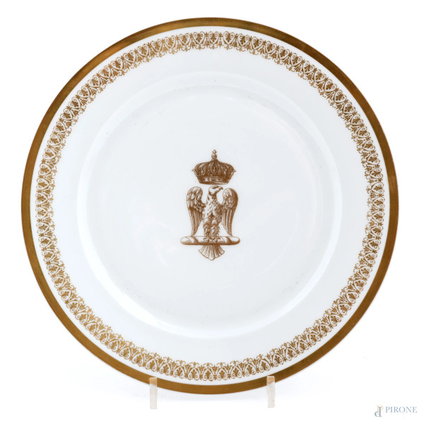 Piatto in porcellana Sevres di Manifattura Imperiale nei toni dell'avorio e oro con aquila al cavetto, XIX secolo, diametro cm 24,5, (lievi segni di usura)