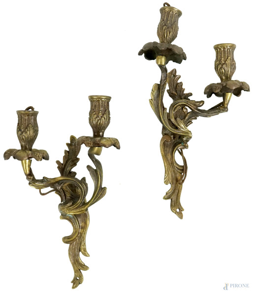Coppia di appliques in bronzo dorato a due luci con fusto e bobeches a ramages, XX secolo, cm h 30