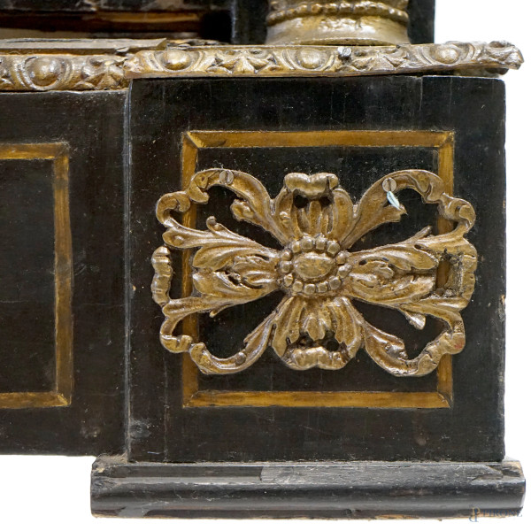 Vetrina stile Boulle in legno ebanizzato con intarsi e applicazioni in metallo dorato, due ante, ...
