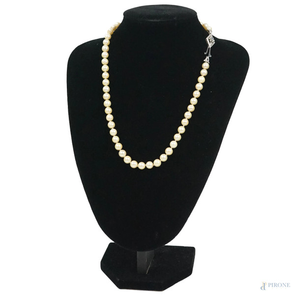 Collana di perle con chiusura a foggia di fiore  in oro 18 KT, lunghezza cm 52