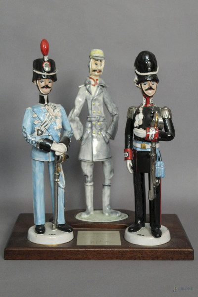 Premio Presidio Cecchignola 1994 al Maestro Rolando Nicolisi, raffiguranti tre carabinieri in ceramica policroma, H 33 cm.