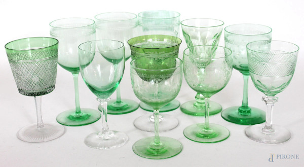 Undici calici in vetro verde di forme diverse, altezza max 14,5 cm.