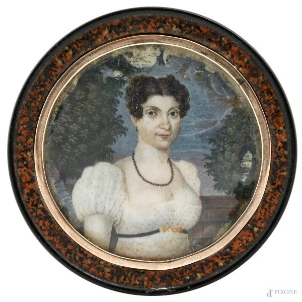 Scatolina a finto porfido con finiture in oro e ritratto a miniatura sul coperchio firmata in basso a destra , XIX secolo, cm 2,5x7,5, (lievi segni di usura del tempo)