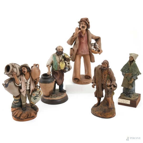 Lotto di cinque sculture in terracotta policroma raffiguranti popolani, XX secolo, altezza massima cm 28,5, (segni di usura, rotture, scalfiture, difetti)