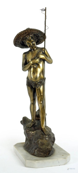 Pescatorello, scultura in bronzo, cm h 42, firmata Giovanni Varlese, (difetti).