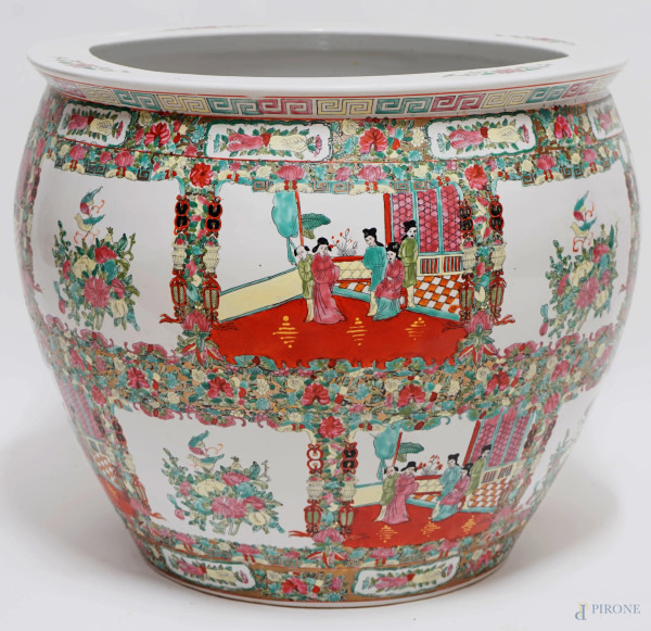 Grande cachepot in porcellana policroma, con decori raffiguranti scene di corte, cm 49x56, Cina, XX secolo.