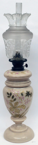 Lampada ad olio in vetro color rosa con decorata a fiori, h. 75 cm.