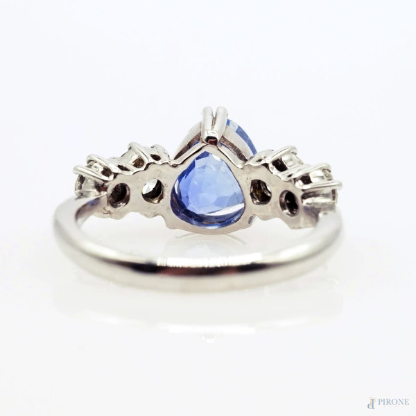 Anello in oro bianco 18 Kt con zaffiro 3,82 Kt e quattro quattro diamanti, gr. 6,21, misura n. 16...