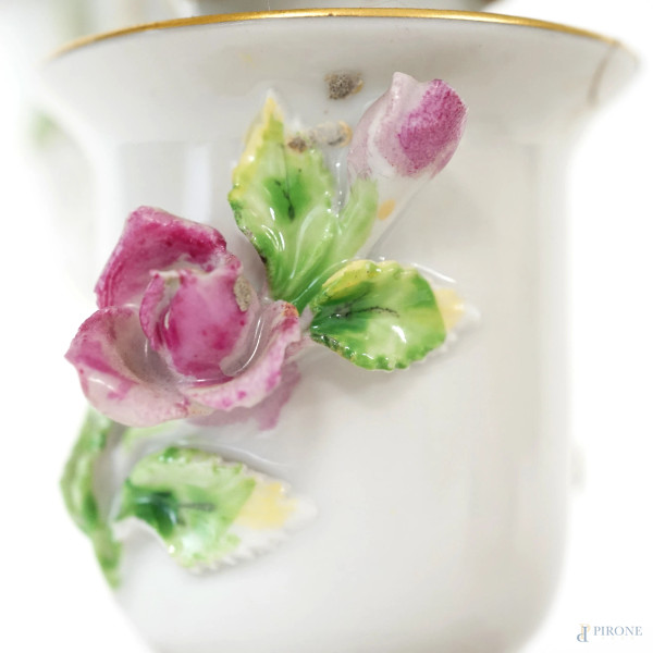 Lotto composto da un candelabro ed un cofanetto in porcellana policroma, manifatture diverse, XX ...