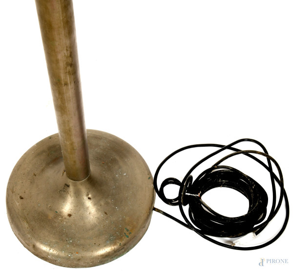 Coppia di lampade da terra a calice in metallo, XX secolo, altezza cm 181, (difetti, da revisiona...