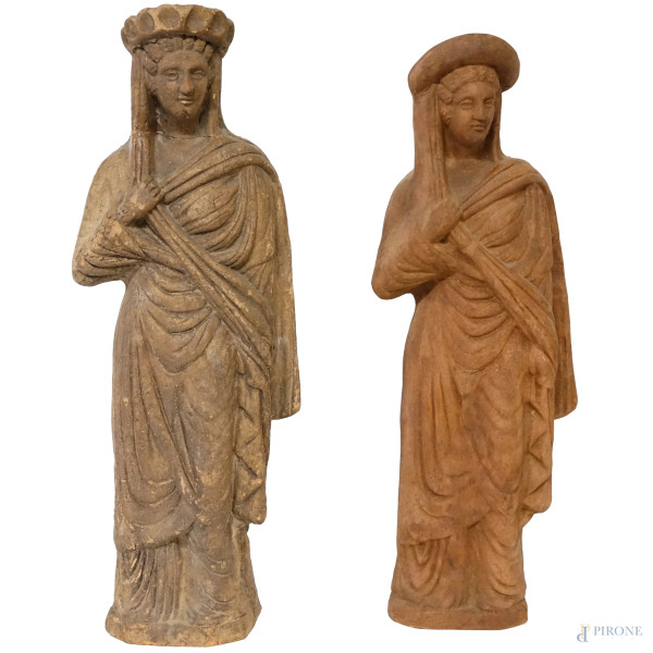 Lotto di due sculture in terracotta in stile antico rappresentanti figure femminile, XX secolo, altezza max cm 56,5