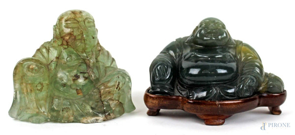 Lotto di due Buddha in giadeite, arte orientale, XX secolo, altezza max cm 8,5, (difetti)