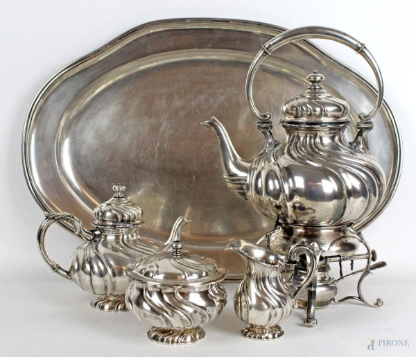 Servizio da thè in argento, composto da Samovar, teira, lattiera, zuccheriera, vassoio di linea ovale, altezza max cm 31, gr 4312
