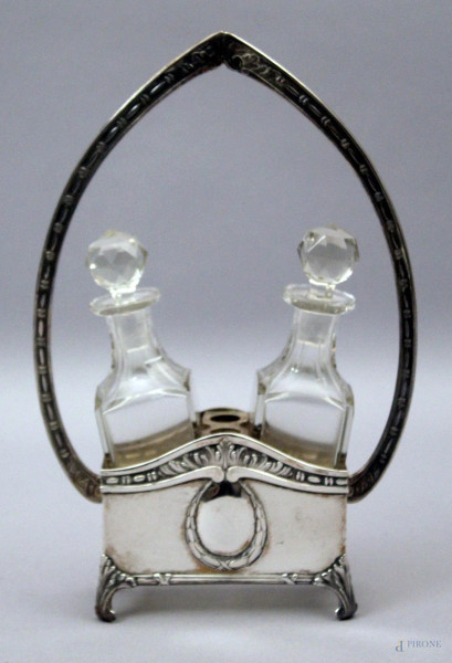 Oliera da tavola in argento cesellato con flaconi in cristallo, H 25 cm.