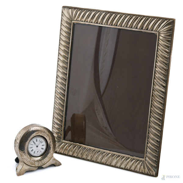 Lotto composto da una cornice portafoto e un portaorologio rivestiti in argento, XX secolo, misure massime cm 30,5x24,5