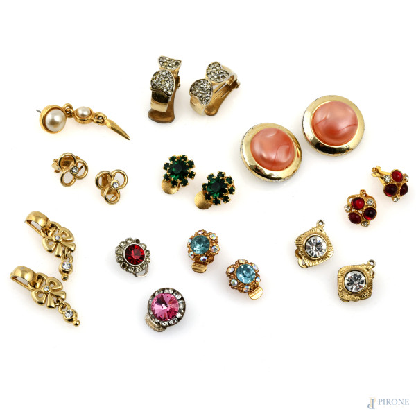 Lotto di orecchini di bigiotteria, misura massima cm 2,5 (segni di usura)