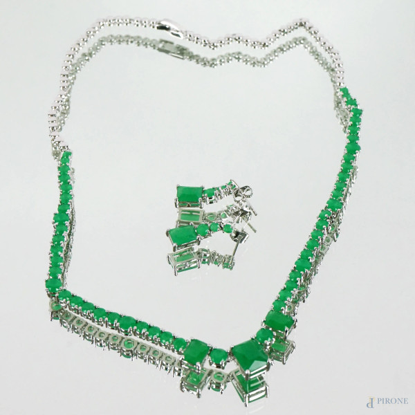 Collier e paio di orecchini in rodio e zirconi verde smeraldo, lunghezza max cm 22.
