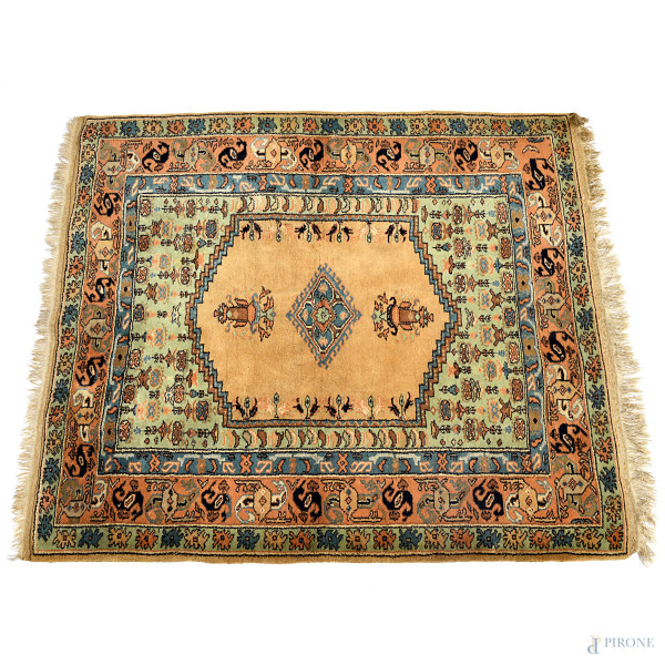 Tappeto, cm 180x148, (segni di usura)