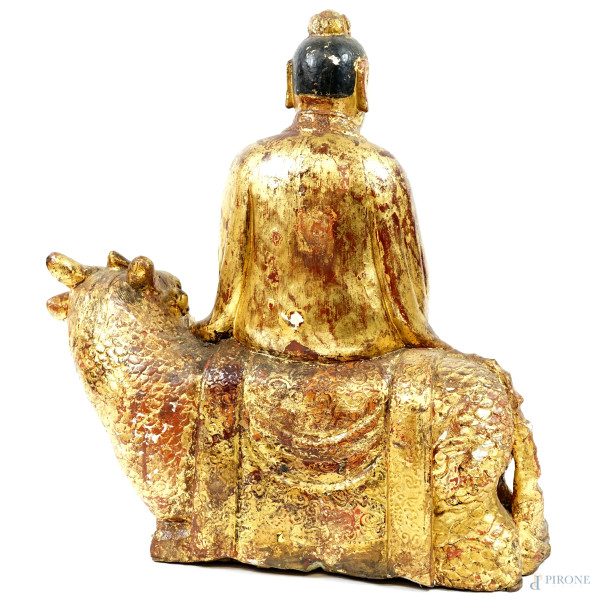 Buddha seduto su un drago in legno dorato, XX secolo, cm 48x43x20, (difetti, rotture)