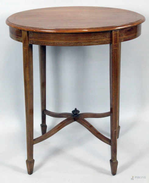 Tavolino di linea ovale in mogano con filetti in bosso poggiante su quattro gambe legate da crociata, altezza cm 72,5x64x43, XIX secolo.