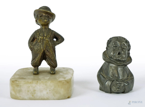 Lotto composto da una scultura in bronzo raffigurante bambino e una scultura in metallo argentato raffigurante frate, h max cm 8